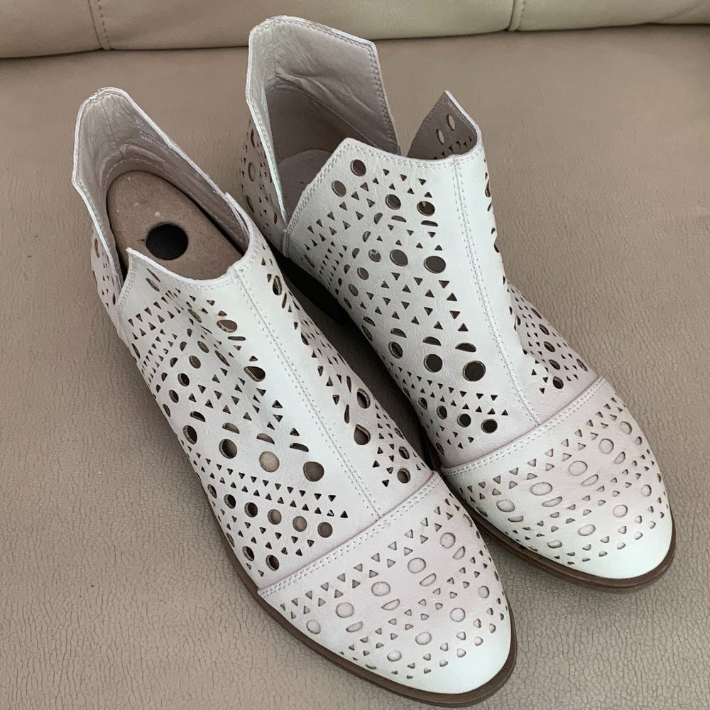 Rampage NEW Tighttone Lazer Cut Ankle Booties